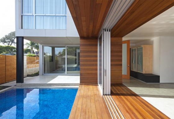 Exteriores piscina vivienda moderna sostenible en los Angeles