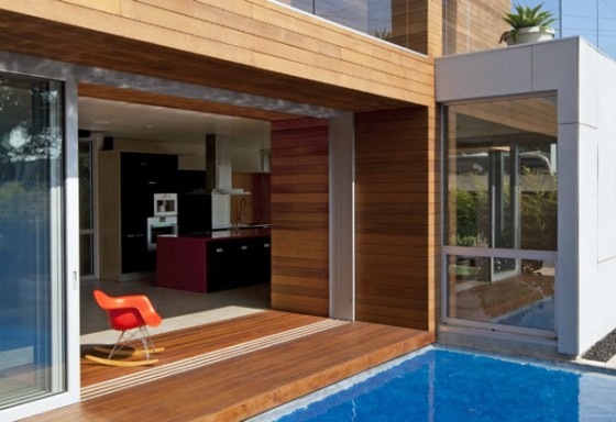Exteriores piscina vivienda moderna sostenible en los Angeles