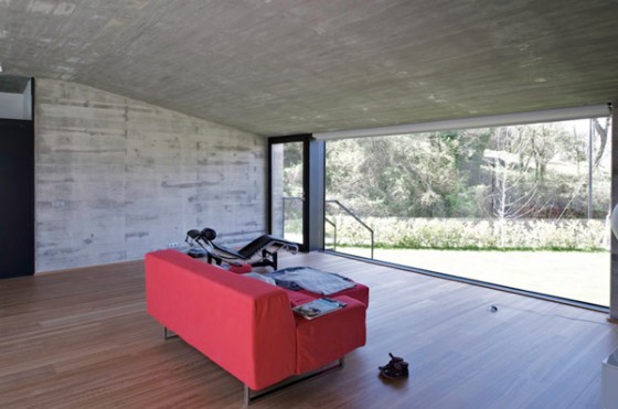 Interior con sofa rojo Pocafarina, casa en Girona, España