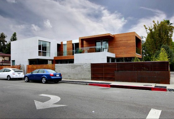 Vista lateral vivienda moderna sostenible en los Angeles